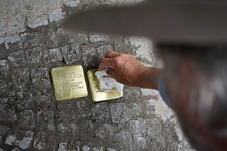 Stolpersteine Blick auf Gedenksteine, 96 x 96 x 100 mm große Messingplatten, gegossen in einem Betonblock