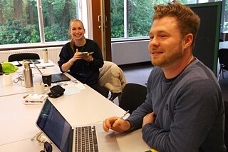 Junge Menschen in einem Büro