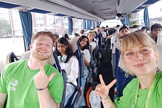 Junge Erwachsene und Jugendliche ein einem Reisebus