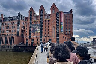Jugendliche vor dem maritimen Museum