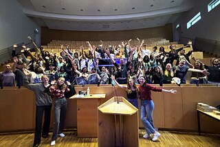 Jugendliche im Audimax der Uni Flensburg