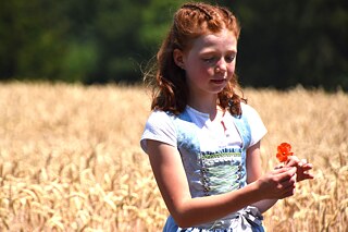 Lena, Porträt Ein junges Mädchen im Kornfelt