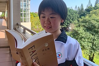 Wu Xingyu hält eine Übersetzung von Goethes „Faust“ in der Hand.