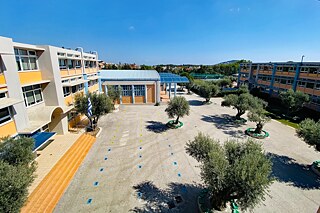 Gebäude der Erasmios Ellinogermaniki Scholi