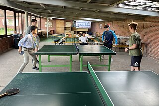 Jugendliche spielen Tischtennis.
