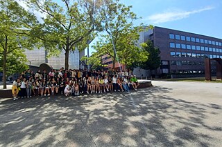 Eine Gruppe vor dem Zentrum für Kunst und Medien in Karlsruhe