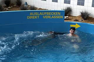 Jugendlicher auf einer Wasserrutsche