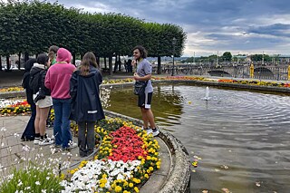 Jugendliche in einem Park am Flussufer