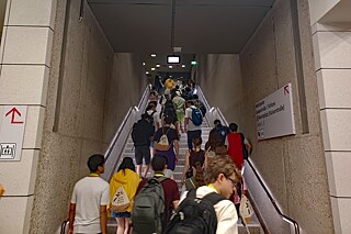 Jugendliche an der Marktplatz Station in Karlsruhe