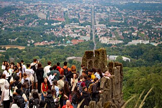 Gruppe auf dem Herkulesdenkmal, in Hintergrund der Blick auf die Stadt Kassel
