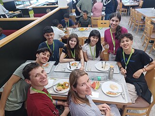 Jugendliche teilen eine Mahlzeit in einer Schulmensa.
