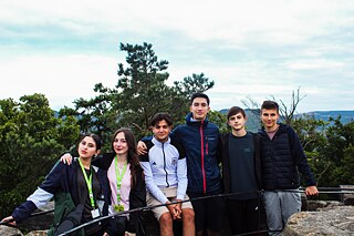 Eine kleine Gruppe Jugendlicher auf dem Steinbergturm