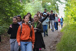 Jugendliche auf einem Wanderweg durch einen Wald