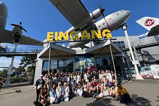 Eine kleine Gruppe vor dem Technik Museum Speyer.