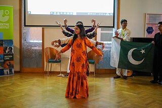 Jugendlicher in traditioneller pakistanischer Tracht tanzt.
