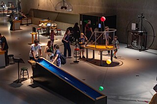 Jugendliche experimentieren im Museum Phaeno.