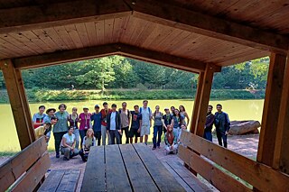 Jugendliche im Mittelgebirgs­zug (Haardt) am Ostrand des Pfälzerwalds (Rheinland-Pfalz)