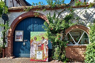 Vor einem Winzerhaus in der Ortsgemeinte Rhodt unter Rietburg