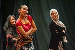 Jugendliche aus Indonesien in Tracht auf einer Bühne.