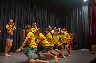 Jugendliche aus Brasilien auf einer Bühne