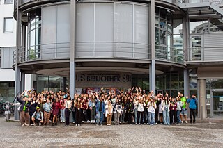 Gruppenfoto vor der Universitätsbibliothek Göttingen