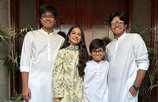 Kurta Shalwar ist das Nationalkleid von Pakistan. Das Foto zeigt mich (ganz links) und meine Geschwister, die Kurta Shalwar zum Eid tragen. Man sieht die Leute das ganze Jahr über in dieser Kleidung. Ich werde ihn nach Deutschland mitbringen, um Menschen anderer Nationalitäten etwas zu zeigen, das mein Land und unsere Kultur symbolisiert. 