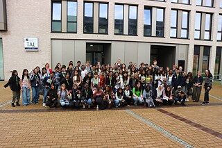 Jugendgruppe vor der Europa-Universität Flensburg