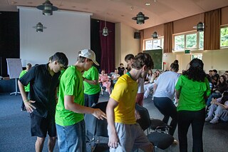 Jugendliche spielen Stuhlpolka.