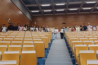 Jugendliche in einem Universitätshörsaal an der Uni Heidelberg