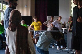 Jugendliche beim Limbo-Tanz