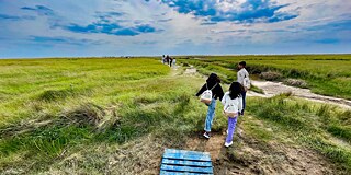 Jugendliche auf dem Weg zum Strand
