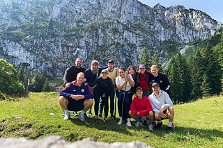 Benedikteuern Teamfoto Junge Gruppe in den Bergen