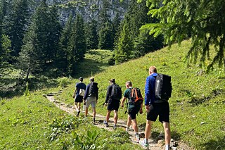 Ein kleine Gruppe auf einem Wanderweg um Benedikbeuern
