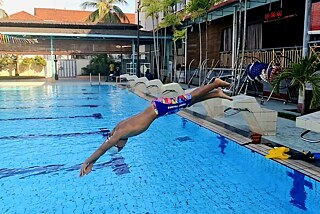 Hallo ihr alle! Ich heiße Sebastian und ich bin von dem Team „Die Currywürste aus Penang“. Ich komme aus Malaysia und lerne jetzt Deutsch in der Schule SMJK Chung Ling. Mein Lieblingsoutfit ist meine bunte Badehose. Sie ist sehr schön und war ein Geschenk meiner Mutter. Sie kostet 200 ringgit. Ich liebe meine Badehose, weil ich schwimmen liebe und sie sehr bequem ist. In Penang haben wir viele schöne Strände und ich kann meine Badehose tragen.     