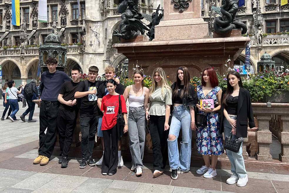 Jugendliche vor einem Brunnen am Münchner Marienplatz.