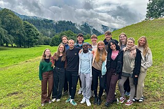 Jugendliche vor alpenländischer Kulisse