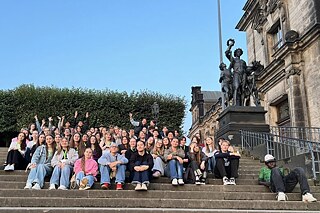Gruppenfoto Jugendliche in Dresden am Ufer der Elbe