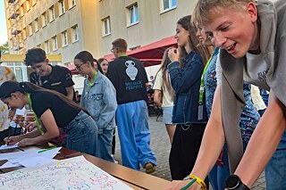 Jugendliche spielen.