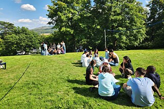 Jugendliche auf einer Wiese