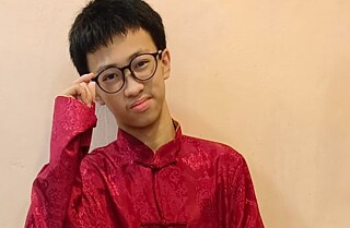 Halloooooo! Ich heiße Ong Qi Hom und ich bin von dem Team „Die Currywürste aus Penang“. Ich komme aus Malaysia und lerne jetzt Deutsch in der Schule SMJK Chung Ling. Mein Lieblingsoutfit ist ein Kleidungsstück namens Samfu. Es ist dunkelrot. Es ist ein traditionelles Kleidungsstück und ich trage Samfu normalerweise mit einer Hose. Ich trage gern Samfu, da ich gern das das Instrument „Yang Qin“ spiele. Wenn ich Samfu trage, bin ich beim „Yang Qin“-Spielen ganz konzentriert.    