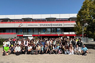Jugendliche vor dem Studierendenwerk der Universität Göttingen