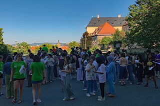 Jugendliche unterhalten sich in einem Park.