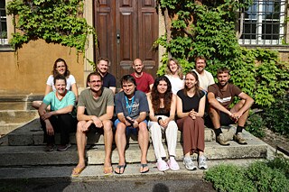 Eine Gruppe junger Menschen sitzt auf einer Treppe.