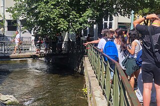 Jugendliche bei einer Führung durch Freiburg