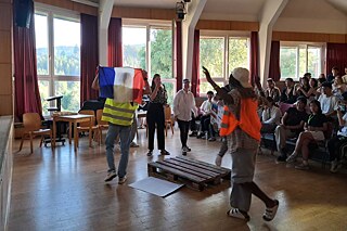 Jugendliche feiern.