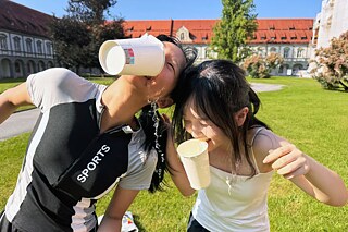 Jugendliche spielen mit Wasser.