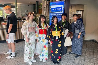 Jugendliche in traditioneller japanischer Tracht