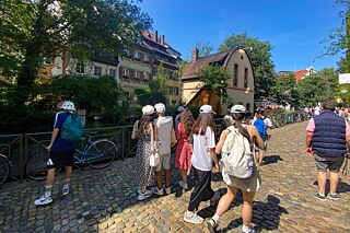 Jugendliche bei einer Führung durch Freiburg