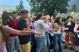 Jugendliche singen.