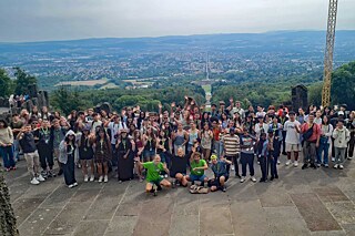 Gruppenbild, im Hintergrund Kassel
